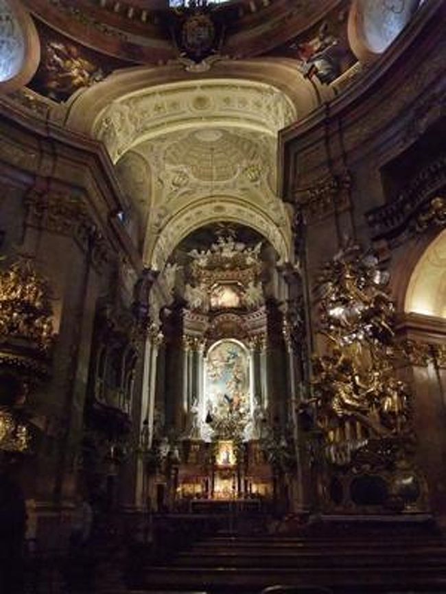 シュテファン寺院から歩いてすぐのペーター教会。<br /><br />シュテファン寺院はゴシック様式。こちらはバロック様式（装飾いっぱい様式）だそうです。<br />だからこっちは豪華。