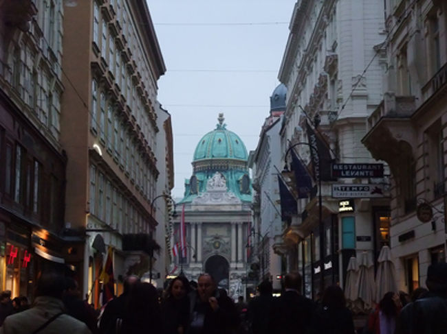 コールマルクトです。ブランドショップ通りです。<br /><br />興味はないのでチェックもせず、先をいそぐーー。<br /><br />この右手のどこかが、デメルだと思います。<br /><br />