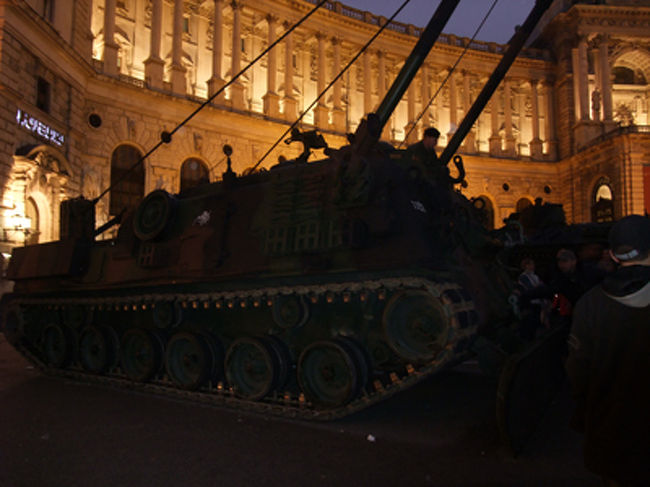 王宮の庭には、戦車がいるー！！<br /><br /><br />・・・今日（10月26日）は、オーストリアの建国記念日だそうで、王宮の庭でイベントが開かれてます。<br />オーストリア軍の戦車とかが展示されるらしいです。<br /><br />で、この日は国会議事堂とか、世界で一番美しい図書館といわれる、国立図書館が無料になるそうです（by地球の歩き方特派員ブログ）。<br />だけど時間がないので恩恵うけれないー。<br /><br /><br />・・・このあたりで、夕方にコンサートの予定を入れまくると、すごく忙しいということに、やっと気付いてきた。<br />これはたいへんだよー。<br /><br />この後も急いでホテルに帰って着替えるのだけど、祭りでビール売ってるから、ついふらふらと超大急ぎで飲んじゃった。。。