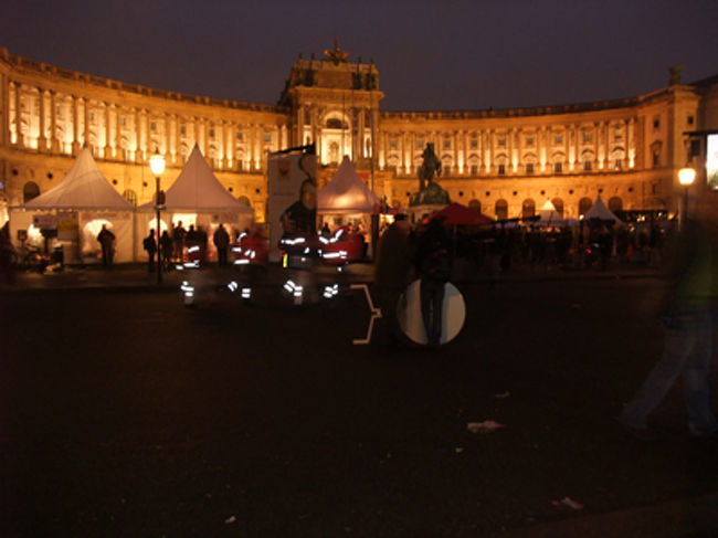 ライトアップされた王宮とイベントのテントたち。