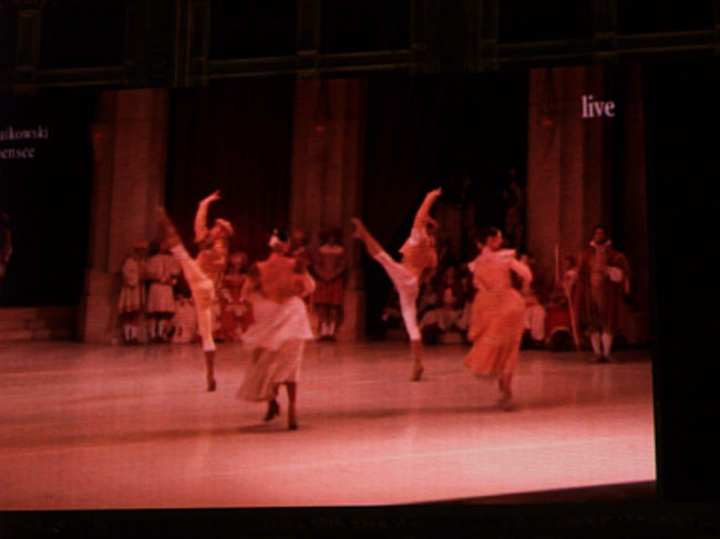 ホテルに戻る途中で、オペラ座の前を通りました。<br />今日はバレエみたいです。<br /><br />ライブ中継画像を、たくさんの人が見てました。<br />椅子もあるから、防寒対策さえすれば、結構楽しめるかも。<br /><br />私は明日オペラを見ます！<br />今日はこれからコンチェルトハウスに行かなくちゃー。