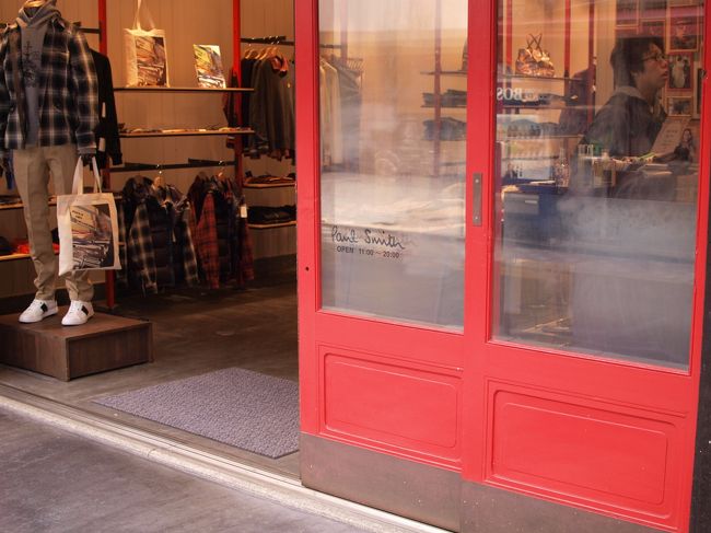 京都へやってきました。<br /><br />ローコスト旅希望だったので、<br />ゆっくり便（11時）の新幹線で京都入り。<br /><br />京都に着くも、<br />ホテルが3条だったので、ちょっとだけ3条をプラプラ。<br /><br />『Paul Smith』も町家に馴染んで、こんな仕様。<br /><br />京都に来た事を実感。