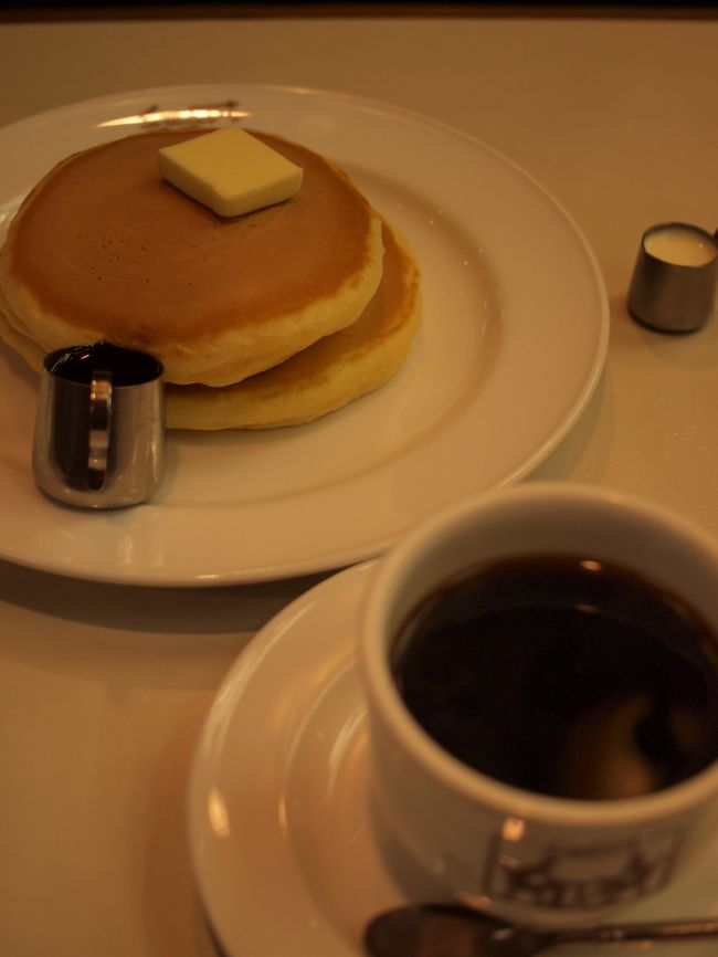 お待ちかねのホットケーキ！！！<br /><br /><br />めちゃ美味しいっっっっ！！！<br /><br /><br />私、かなりのホットーケーキ（パンケーキ）マニアなんですが、この手づくり感をふかふか感は絶品♪<br /><br /><br />これだけでも、京都に来た甲斐がありました〜