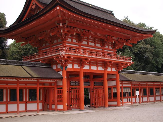 すでに15時を廻っていたので、<br /><br />とりあえず、行ってみたかった<br />『下鴨神社』へGO。<br /><br /><br />時間が時間だけに、ヒトはまばらです。<br /><br /><br />