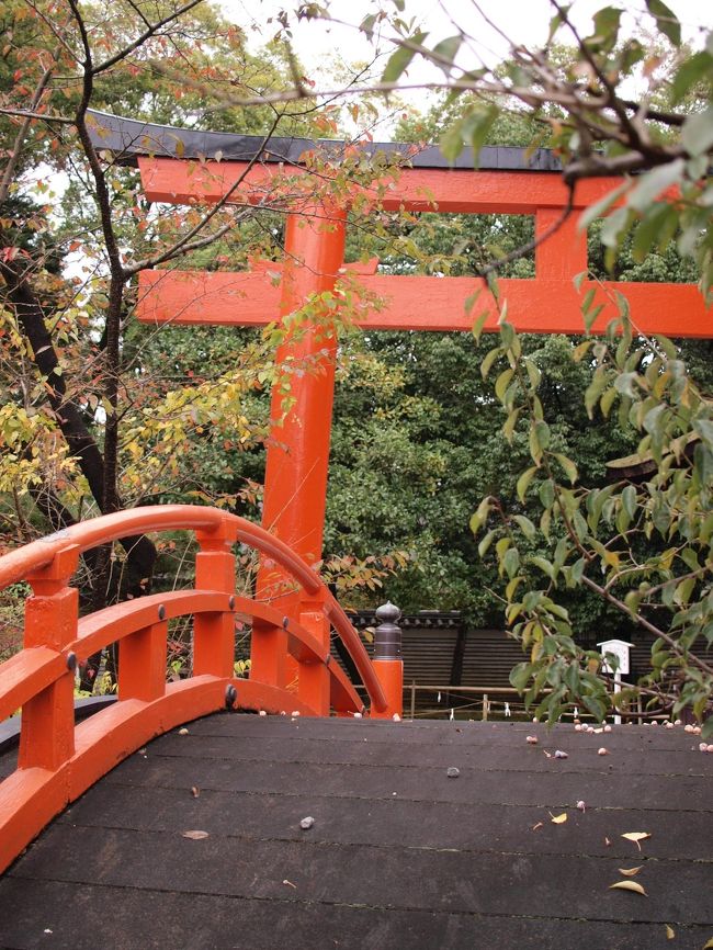 朱色がふんだんに使われていて、<br />鮮やかな印象。