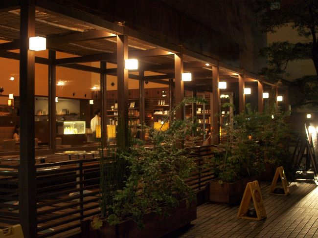 その後、夜の京都をあてもなく、プラプラ。<br /><br />素敵な夜カフェができそうなお店を、何軒かチェックしながら、ホテルへ。<br />（いなり寿司パンチが効いてて、すでに満腹）<br /><br /><br />ここは、ホテルの下にある「伊衛門カフェ」。<br />明日の朝は、ここで食べてみよう♪