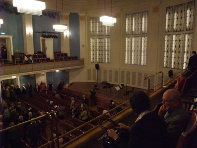 コンチェルトハウスにきました。<br />今日は、大ホールの演目はなく、Mozart-Saalのみです。<br /><br />まーいいか。当日観るもの現地で探すのも大変だし。せっかくウィーンなんだから、音楽会みなくちゃ。と軽い気持ちで日本でWeb予約してきたものです。<br />バルコンの後ろのほうで、14ユーロ。<br /><br /><br />『Wiener Symphonia Schrammeln』<br /><br /><br />何も分からないので、日本で調べてからいきました。<br /><br /><br />「シュランメルン音楽とは、ホイリゲ（ワイン酒場）などで演奏される、ウィーンの郷土音楽です。」<br /><br /><br />・・・・といったって、たぶん1回もきいたことないよー。<br />どんなんだろう？<br /><br />ちなみにモーツアルトホールはかわいい色ですてきです。<br /><br />