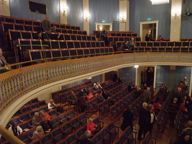 <br />・・・コンサートが始まって、聞いたそのままの私の印象だと、<br /><br />シュランメルン音楽とは、「ウィーン心の歌」とか「懐かしのウィーン歌謡」とかそういう感じでしょうか？<br /><br />バイオリン、クラリネット、アコーディオン、ギターがいたような。あとゲストでボーカルの女性が出ていました。<br /><br />お客さまはほぼご年配の方。ロマンスグレーのおじさまと、すてきなおばさまばかりで、観光客風のひとはゼロ。東洋人も一人みかけたくらい。。。<br /><br />ちょっと場違いな感じだったけど、せっかく来たから最後まで聞きました。<br />最後はホールの全員で一緒に歌ってたりしてて、みなさん楽しそうでした。本当に歌謡ショーみたいー。<br /><br />