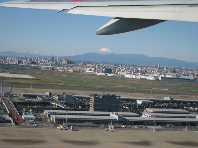 ９時３５分離陸、丹沢越しに富士山が、いい天気で気分最高！！<br />