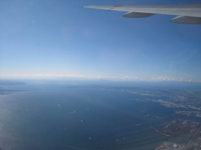 東京湾を旋回。左房総半島と富津岬。右三浦半島。中央東京湾。