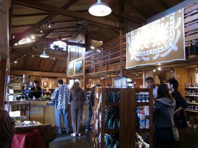 おしゃれな店内。<br />様々なお土産が並んでいます。