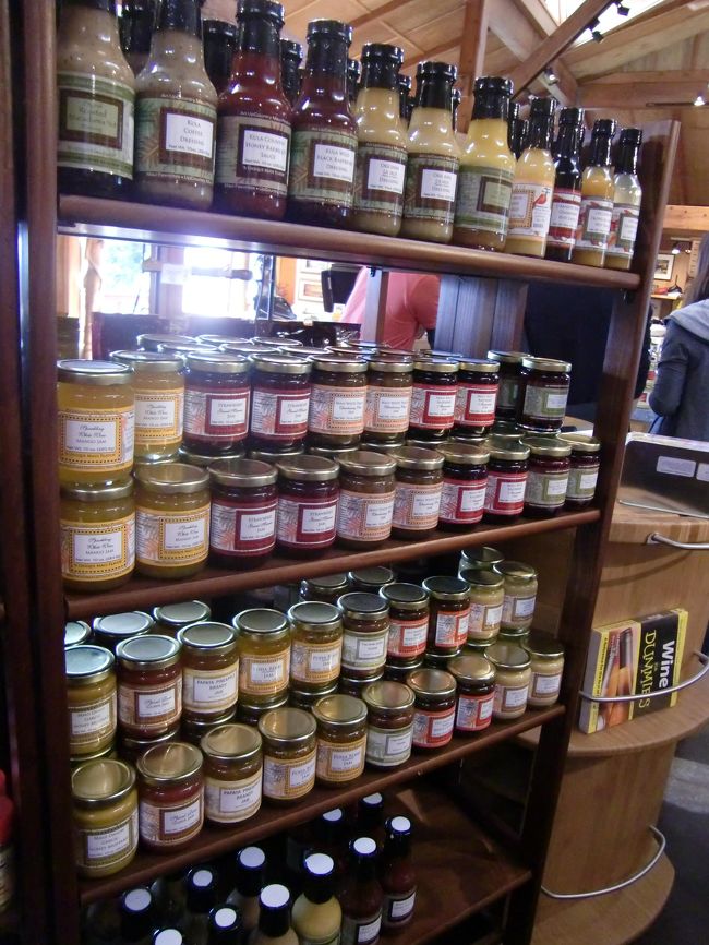 ココナッツキャンディを購入。<br />キャンディといってもココナッツの実<br />そのまま使用していて美味！<br /><br />手作りジャムやバターなど美味しい！<br />ガイドさんも絶賛するのも納得。<br />しかしホノルルから来ているので購入断念。<br />（液体物を手荷物で運べないので・・・）