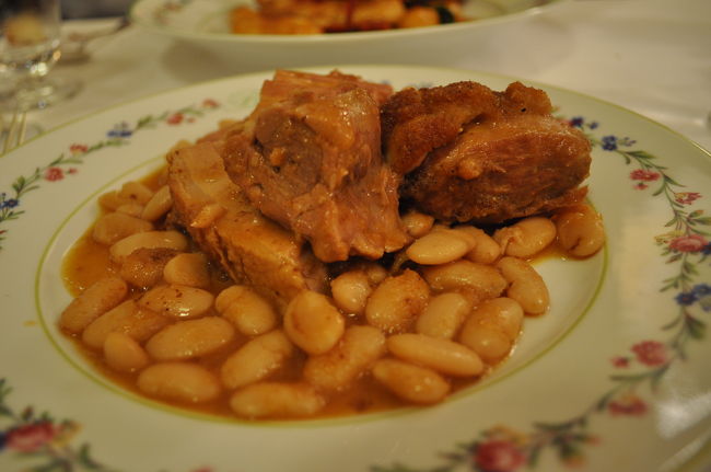 相方が悩んだ末に注文したのは、ビストロ料理の王道、カスレ。この一皿だけでも時差ぼけカップルには十分な量だが、取り分けて頂いた鍋の中にはまだ倍近く余っている……。<br />正直、うまかったが、おかわりした分はやや重い。お腹と体の調子が万全ならば…と後悔させられる一品に。<br />ここで完全に満腹になり、デザートは残念ながら諦め、お会計。アペリティフのグラスシャンパンなどを含めて118.5ユーロ。