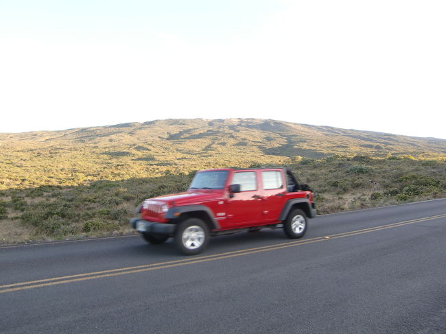 どんどん標高が高くなっていきます。<br />ちなみにハワイといえどかなり寒いので要注意。<br /><br />1000ｍあたりから長袖でないと寒いです。<br />山頂は７〜８度ですが、風があるため<br />体感温度は４〜５度！！<br />ダウンの貸出はありますが、サンダル裸足、半袖は<br />かなりキツイです。<br />必ず長袖、マフラーをもっていきましょう。<br />カイロなどがあるとなお良し！