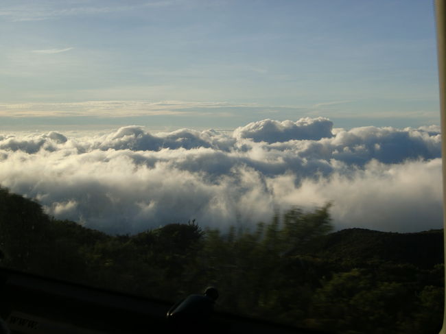 雲の上にやってきました。<br />ガイドさんいわく<br />“仙人の遊び気分”<br /><br />みなさんこの雲の下で生活をしているんですね。<br />わたしにとっては“神々の遊び”気分です。<br /><br />しかし雲海もまた素晴らしい！<br />