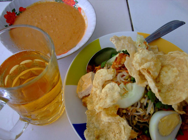 【ガドガド】15.000Rp<br />私は新しいバリ料理にチャレンジ。<br />ピーナッツソースが甘辛い味付けになっていて、結構美味しかった。