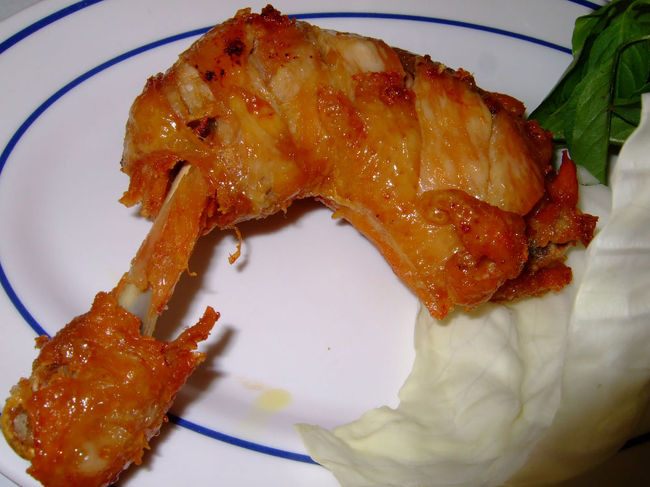 【AYAMU GORENG】15.000Rp<br />夫が「どぅしても！」食べたかったという骨付きチキン。香ばしくてビールにぴったりだった。