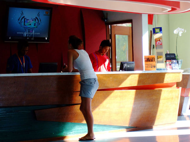 ギラギラと強い日差しは、フロントの奥まで侵入する。