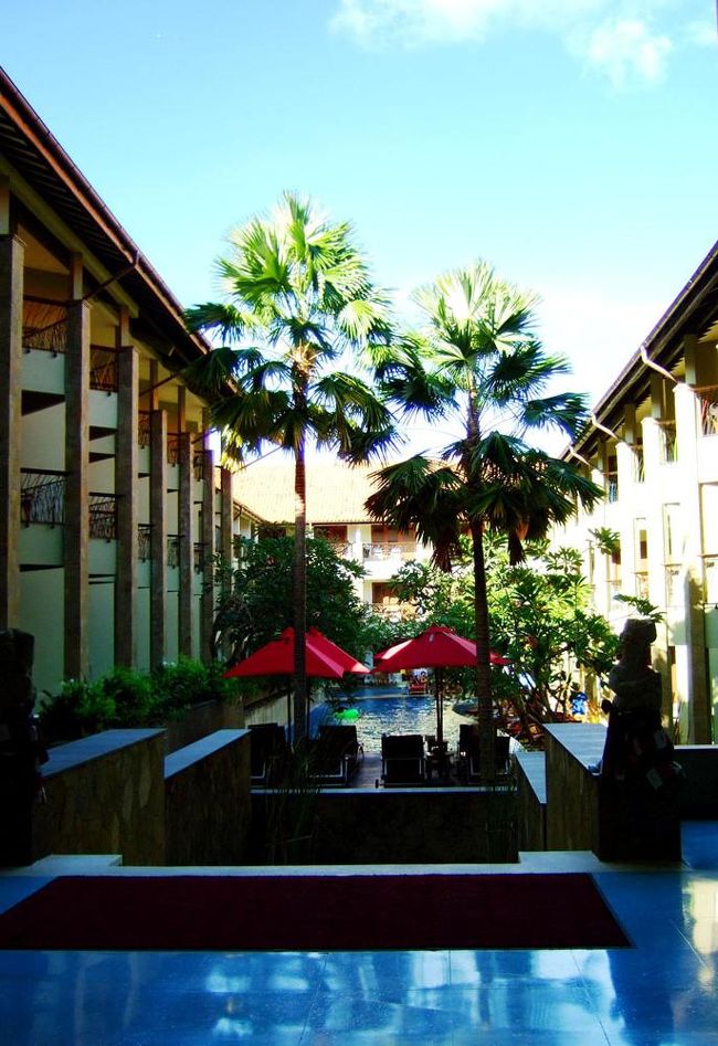 炎天下の中、動いているとすぐに汗がジワリ。<br />プールに入って涼みたいところだけれど、待ち合わせまであと１時間くらいしか無かったので…