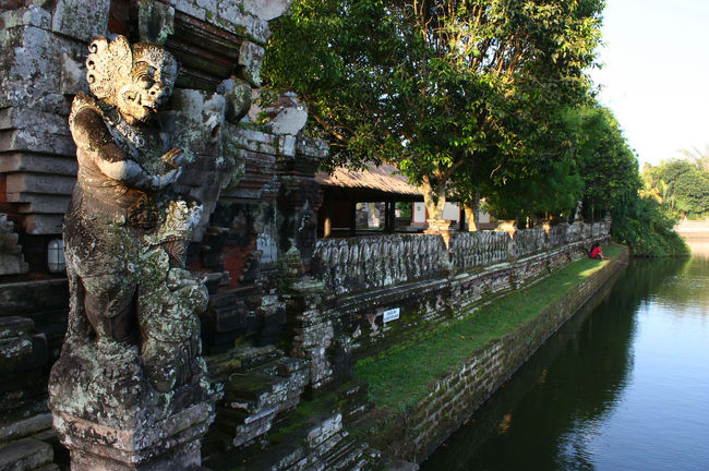 ツアーガイドと合流し、最初に向かったのはタマン・アユン寺院。<br />昨日はドライバー＋ガイド計２名だったけれど、今日はガイドが「セレモニーがあって行けないから、ドライバーが案内してくれる」と聞いていたので３人で向かった。<br />今まで行った寺院はどこも参道に土産物屋がズラっと並んでいたけど、ここは周囲が堀に囲まれており釣り糸を垂らす人もいたりして、のんびりとした光景が広がっていた。