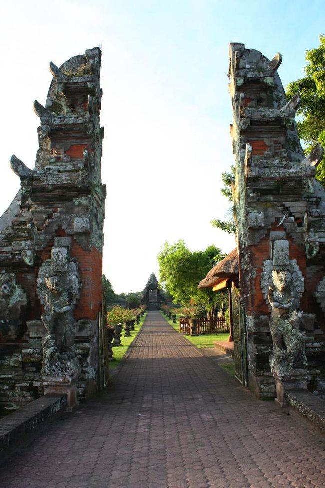 堀にかかる橋を渡ってすぐの割れ門。<br />この脇に入場チケット売り場があり、１人：3.000Rpを支払う。<br />