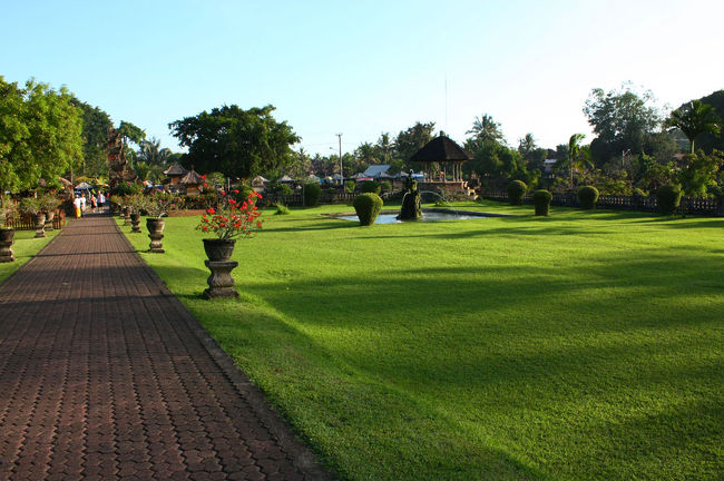 割れ門を通って、最初に目に飛び込んでくるのは、緑のビロードが敷き詰められたような美しく手入れが行き届いた芝生。<br />