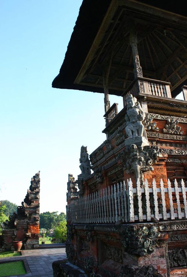 華美な色づかいは無いけれど、細やかな細工とほかに見ない独特のスタイルが興味深い。