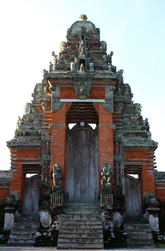 寺院の境内へと続く割れ門はピッタリと扉が閉められていた。