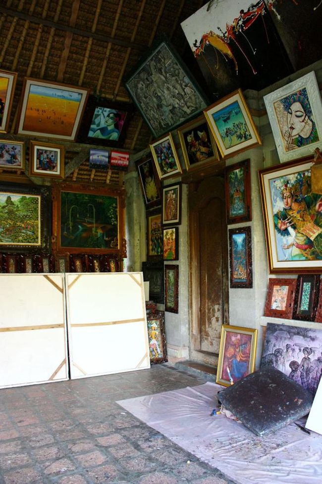 割れ門の左手側には小さな小屋があり、上がってみると誰もいなかった。<br />土産物なのか、ここで作業をしているのかわからないけど、絵画が壁面を覆うように飾られていた。