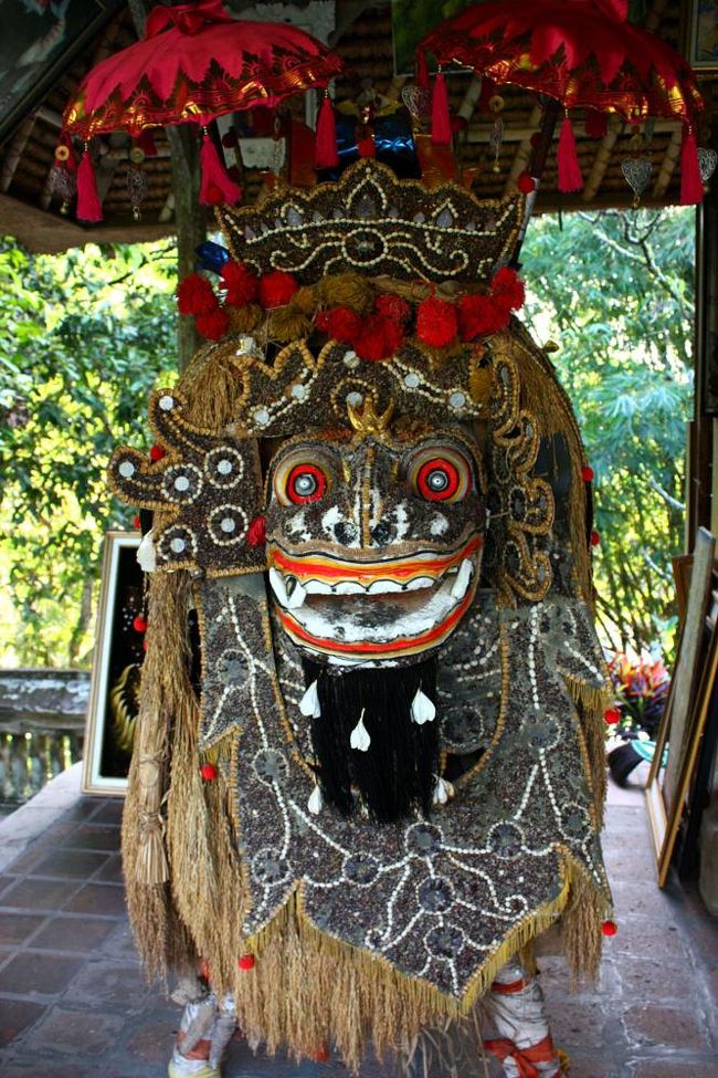 絵のすぐ横には聖獣：バロンが。<br />白い歯を見せ、笑った表情がキモ可愛い（笑。