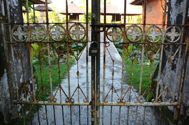 境内へと続く入口の鉄条門にはしっかりと錠がかけられており、観光客は立ち入る事が出来ない為、壁の外から見学をする。