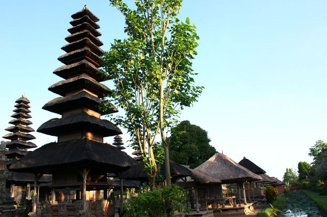 堀が寺院を囲むように造られているから、宇宙を象徴しているとも言われているとか…そこから別名のウォーター・テンプルとも呼ばれるようになった。<br />