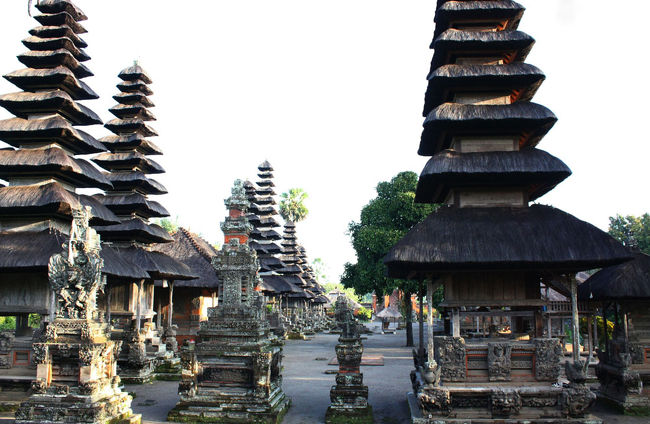 割れ門から離れた１番奥に、最も格調高いと伝えられる11層のメル(塔)が、4基並んでいる。<br />とそびえる様に高いメルの姿は、しっかり見上げないと見る事が出来ない。