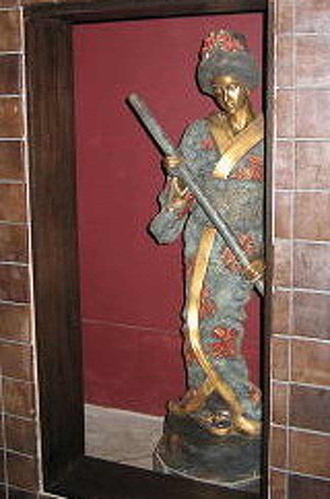 <br />唐辛子婆なんて<br /><br />工事中に二階まで上がってみましたよん(*^_^*)<br /><br />そしたらば<br /><br />バンコクのサンデーマーケットで買ったっちゅう<br /><br />日本人形がおでむかえ（笑）