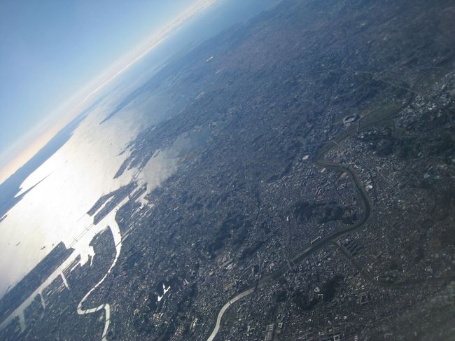 横浜上空、正面ベイブリッジに右上日産スタジアムです。