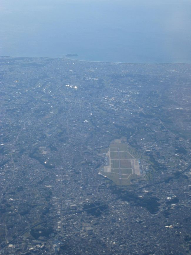 ９時４１分、離陸６分後。<br />手前厚木基地、江ノ島を望む。