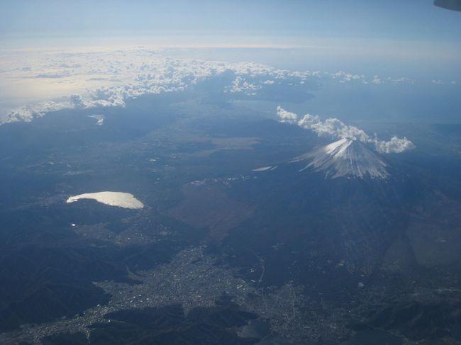 ９時４６分、離陸１１分後。<br />いよいよ富士山！予定通り左手に。光る湖は山中湖。正面中央伊豆半島。左は相模湾、右は駿河湾、ワイルドな眺め！！いや〜いい日に飛んだっ！