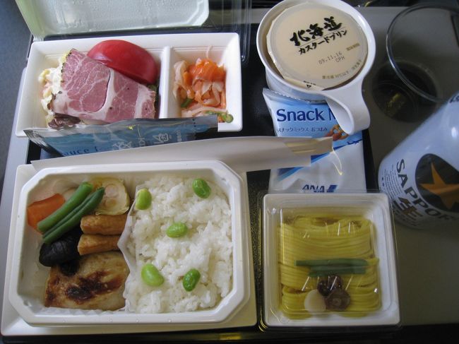 １０時１５分、離陸４０分後、飯の時間っス。<br />昨日の飲みすぎで・・。でも<br />「お飲み物は（ニコっ）？」<br />「ビール下さい！！」<br /><br />？<br />