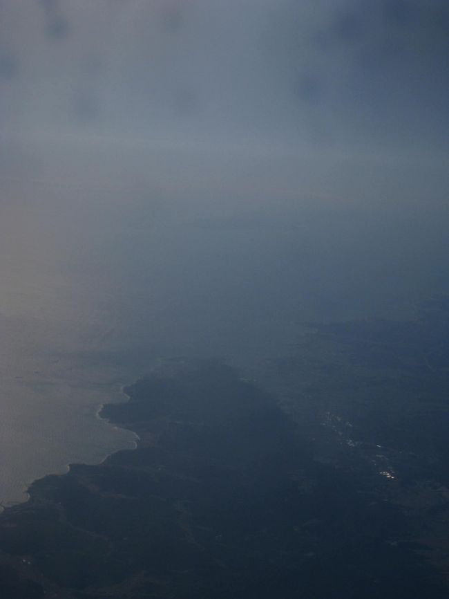 １１時、離陸後１時間２５分朝鮮半島へ。<br />あの街は浦項かな？？