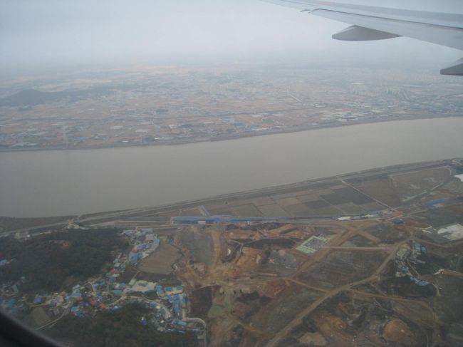 １１時３５分、ちょうど２時間で漢江、もうすぐ金浦着陸。