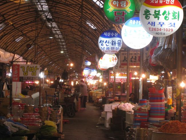 時間が昼だからかな、静かな市場、でもいい感じ。肉、野菜、魚、乾物、２００ｍぐらい続く。