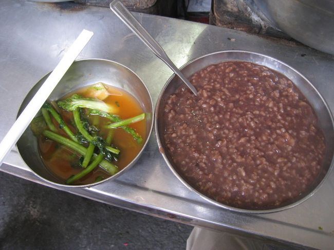 昼は屋台で小豆粥を。