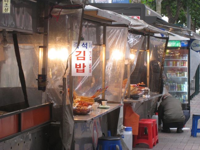 登永浦駅まで歩く。約１０分ぐらい。途中の屋台で、ちょっとつまもうかな？