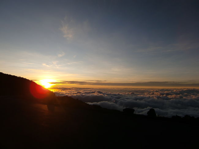 雲海が夕日に染まってきました。