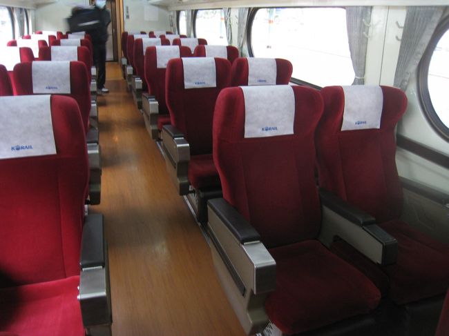 これ普通車ですよ！<br />ＫＴＸなんか比較にならないぐらいいい車両です。<br />前の席まで、足伸ばしてもやっととどくくらい？？のユッタリスペース！絶対一度はご乗車を。