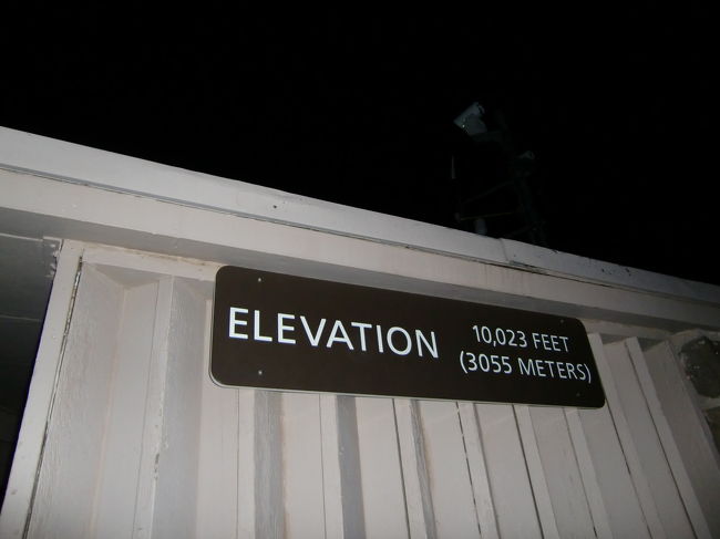 山頂にやってきました！<br /><br />あたりは真っ暗！<br />ライトがないと歩けません・・・<br /><br />ダウンをきていざ車の外へ。<br />水分補給は忘れずに！！