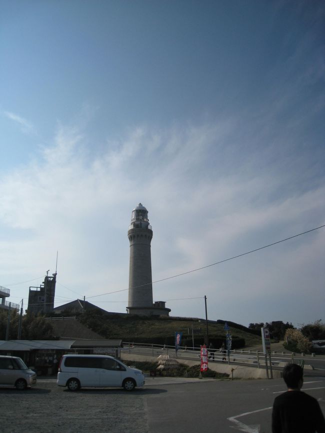 さらに5分ほど行くと島の端っこの角島灯台公園につく。<br />灯台があり整備された公園がある、ちなみに駐車場は有料。<br />