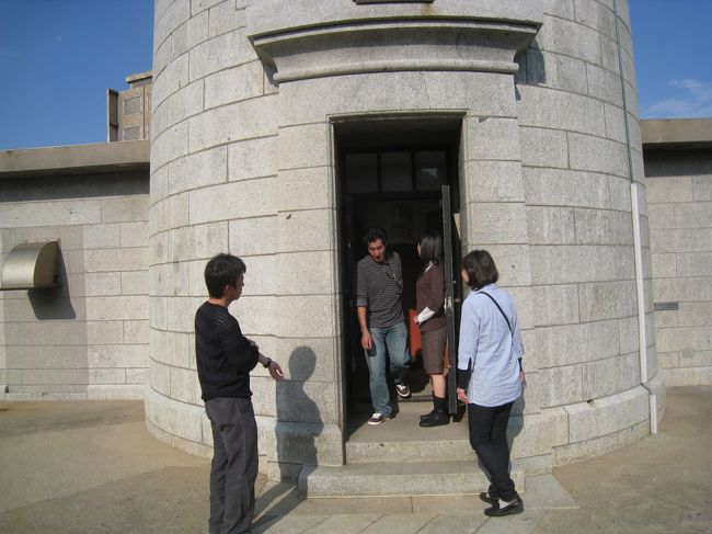 登る時は人数制限みたいのをやってなかったけど、<br />降りてきた時はおっちゃんが手で人数確認してた。