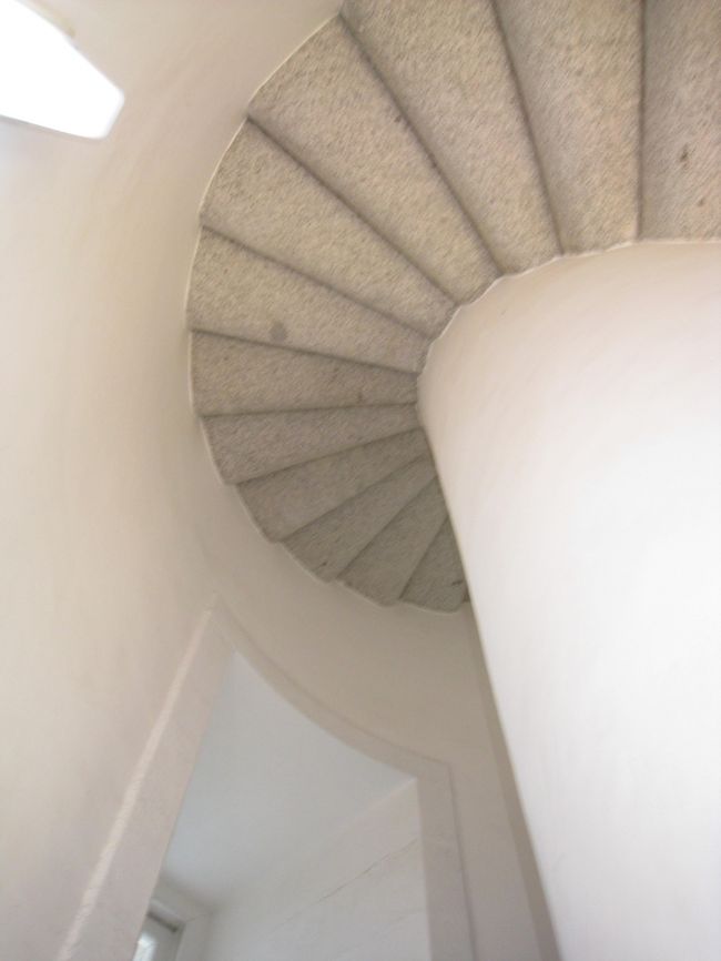 中は狭い螺旋階段。<br />すれ違うのがやっとぐらい。