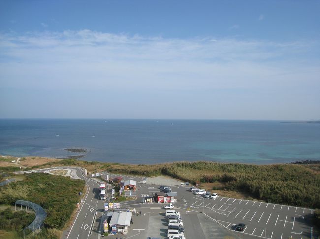 灯台の上から。<br />ちょっと海の色が違うのがわかる。